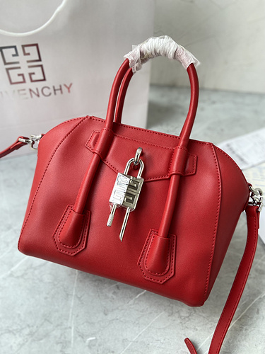 Givenchy-8f6afd37